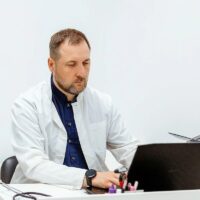Доктор из реабилитационного центра независимость